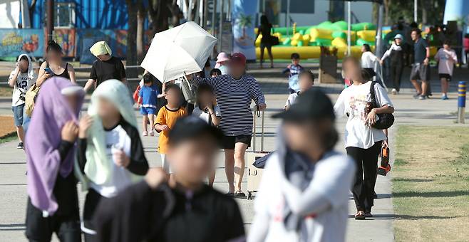지난달 29일 양산시 물금읍의 물놀이장. 경남 양산은 1일 낮 최고기온이 41.6도까지 치았다. [연합]