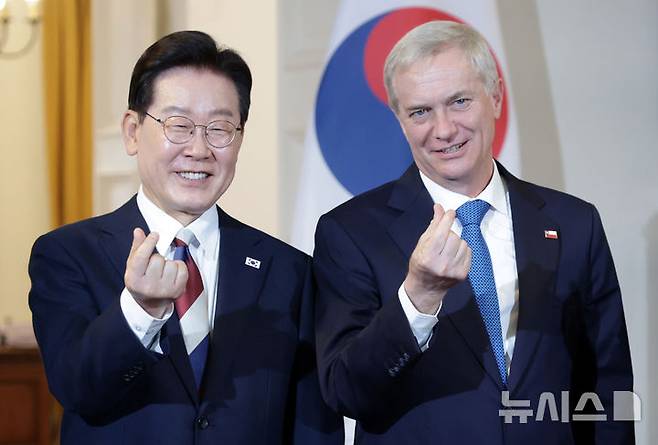 [산티아고=뉴시스] 김진아 기자 = 이재명 대통령과 호세 안토니오 카스트트 칠레 대통령이 30일(현지 시간) 산티아고 대통령궁에서 소인수 회담에 앞서 손가락 하트를 그리며 기념촬영을 하고 있다. 2026.07.31. bluesoda@newsis.com