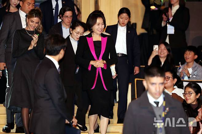 [부에노스아이레스=뉴시스] 김진아 기자 = 김혜경 여사가 31일(현지 시간) 아르헨티나 부에노스아이레스 우시나 델 아르테 콘서트홀에서 열린 국악과 탱고 관련 공연에 참석하고 있다. 2026.08.01. bluesoda@newsis.com