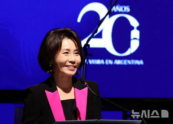 [부에노스아이레스=뉴시스] 김진아 기자 = 김혜경 여사가 31일(현지 시간) 아르헨티나 부에노스아이레스 우시나 델 아르테 콘서트홀에서 열린 국악과 탱고 관련 공연에서 인사말을 하고 있다. 2026.08.01. bluesoda@newsis.com
