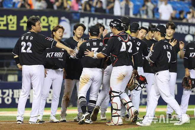 [서울=뉴시스] 권창회 기자 = 19일 서울 송파구 잠실야구장에서 열린 2026 KBO리그 KT 위즈와 LG 트윈스의 경기, 4:1로 승리한 KT 선수들이 기뻐하고 있다. 2026.07.19. kch0523@newsis.com