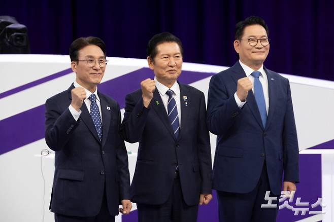 김민석, 정청래, 송영길 더불어민주당 당대표 후보가 29일 오후 서울 마포구 MBC에서 TV토론회 시작 전 포즈를 취하고 있다. 국회사진기자단