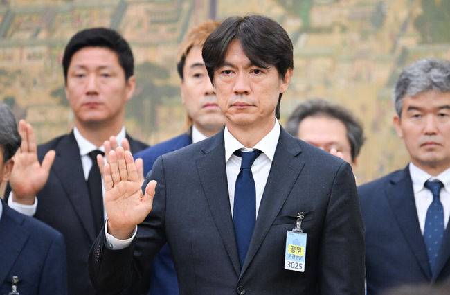 [OSEN=박준형 기자] 30일 서울 여의도 국회에서 문화체육관광위원회의 대한축구협회 현안 관련 청문회가 진행됐다.이날 청문회에는 홍명보 전 대한민국 축구대표팀 감독과 정몽규 전 대한축구협회장이 참석했다.홍명보 전 감독이 선서를 하고 있다. 2026.07.30 / soul1014@osen.co.kr  <사진=국회사진기자단>