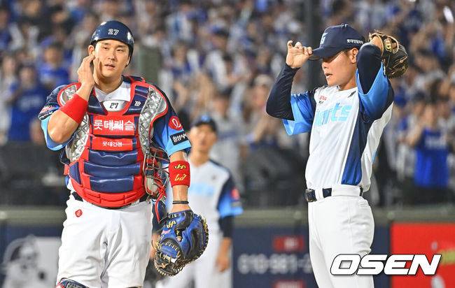 [OSEN=부산, 이석우 기자] 31일 부산 사직야구장에서 2026 신한 SOL KBO 리그 롯데 자이언츠와 삼성 라이온즈의 경기가 열렸다. 홈팀 롯데는 김진욱이, 방문팀 삼성은 원태인이 선발 출전했다.롯데 자이언츠 이이무라와 유강남이 역전을 허용하고 아쉬워하고 있다. 2026.07.31 / foto0307@osen.co.kr