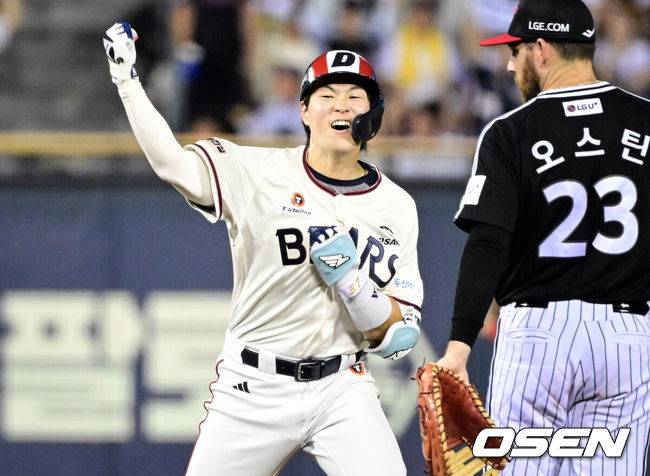 [OSEN=잠실, 조은정 기자]1일 서울 잠실야구장에서 2026 신한 SOL KBO리그 두산 베어스와 LG 트윈스의 경기가 열렸다.이날 두산은 곽빈, LG는 카라스코를 선발로 내세웠다. 8회말 2사 2루에서 두산 박지훈이 동점 1타점 2루타를 날린 뒤 세리머니를 하고 있다.  2026.08.01 /cej@osen.co.kr