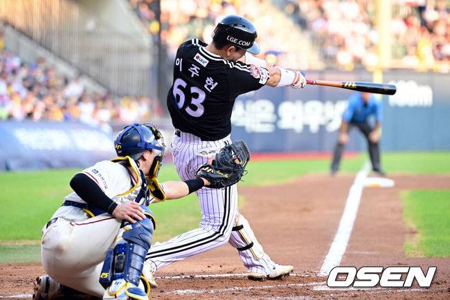 [OSEN=잠실, 조은정 기자]1일 서울 잠실야구장에서 2026 신한 SOL KBO리그 두산 베어스와 LG 트윈스의 경기가 열렸다.이날 두산은 곽빈, LG는 카라스코를 선발로 내세웠다. 5회초 1사 2루에서 LG 이주헌이 선제 1타점 적시 2루타를 날리고 있다. 2026.08.01 /cej@osen.co.kr