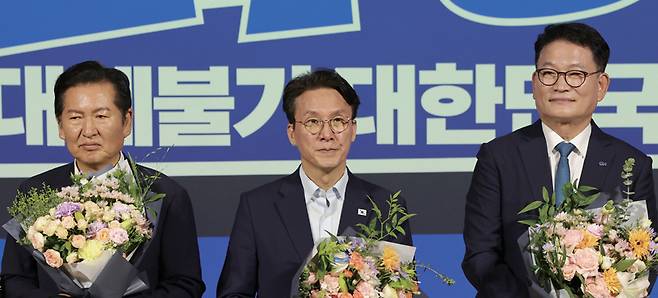 더불어민주당 당대표 예비경선을 통과한 정청래, 김민석, 송영길 후보(왼쪽부터)가 7월23일 국회 의원회관에서 기념촬영을 준비하고 있다. ⓒ연합뉴스