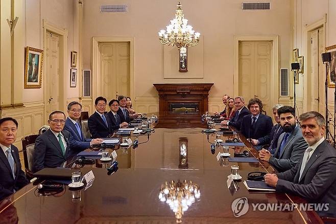 한-아르헨티나 정상회담 (부에노스아이레스=연합뉴스) 한상균 기자 = 이재명 대통령이 31일(현지시간) 아르헨티나 부에노스아이레스 대통령궁에서 하비에르 밀레이 대통령과 정상회담에 앞서 기념촬영을 하고 있다. 2026.8.1 [공동취재 제공. 재판매 및 DB 금지] xyz@yna.co.kr