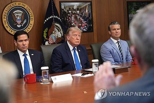 내각회의 주재하는 트럼프  [AP=연합뉴스. 재판매 및 DB 금지]