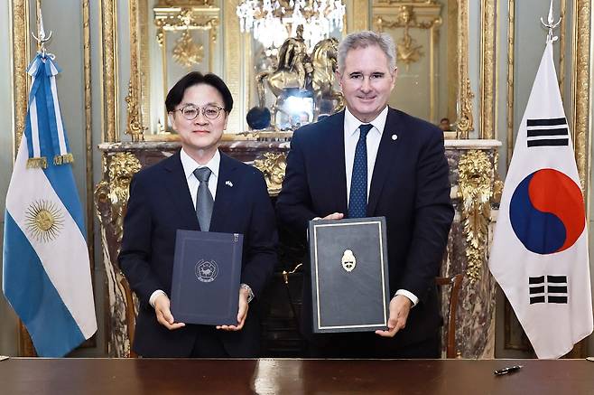 한-아르헨티나 핵심광물 협력 MOU 체결 서명식 김정관 산업통상부 장관이 지난달 31일(현지시간) 아르헨티나 산마르틴 궁정에서 파블로 키르노 마그라네 아르헨티나 외교·통상·종교부 장관과 핵심광물 협력을 위한 MOU 체결 서명식을 한 뒤 기념촬영을 하고 있다. [산업통상부 제공. 재판매 및 DB 금지]