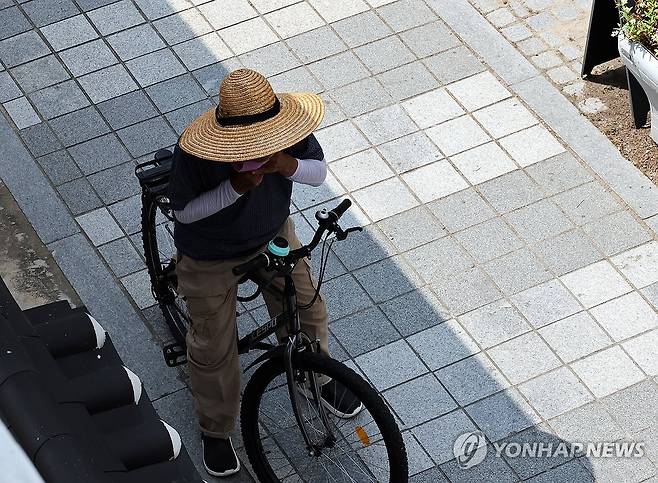 모자 고쳐쓰기도 그늘 아래에서 (전주=연합뉴스) 나보배 기자 = 전북 전주에 폭염경보가 내려진 1일, 전주한옥마을에서 한 시민이 그늘 아래에서 모자를 고쳐쓰고 있다. 2026.8.1 warm@yna.co.kr