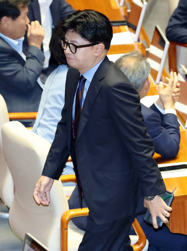 무소속 한동훈(부산 북갑) 의원이 지난달 31일 국회 본회의장을 나서고 있다. 연합뉴스
