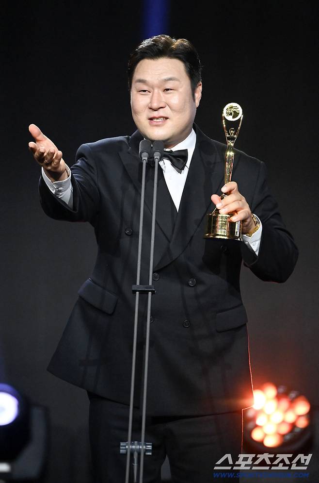 제5회 청룡시리즈어워즈(Blue Dragon Series Awards)가 31일 인천 파라다이스시티에서 열렸다. 남우조연상을 수상한 윤경호. 인천=허상욱 기자 wook@sportschosun.com/2026.07.31/