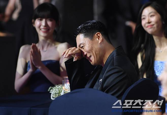 제5회 청룡시리즈어워즈(Blue Dragon Series Awards)가 31일 인천 파라다이스시티 크로마에서 열렸다. 여우조연상을 수상한 박보경이 남편 진선규가 감격의 눈물을 흘리고 있다. 인천=정재근 기자 cjg@sportschosun.com/2026.7.31/