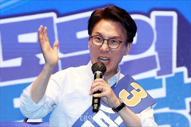 김민석 더불어민주당 당대표 후보가 1일 오후 충북 청주시 서원구 CJB미디어센터에서 열린 더불어민주당 당대표·최고위원 선출을 위한 순회경선 합동연설회에서 연설을 하고 있다. ⓒ데일리안 홍금표 기자