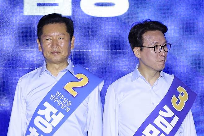 더불어민주당 당권 주자인 정청래(왼쪽), 김민석 의원이 2일 부산 벡스코에서 열린 당대표·최고위원 합동연설회에서 자리하고 있다. 뉴스1