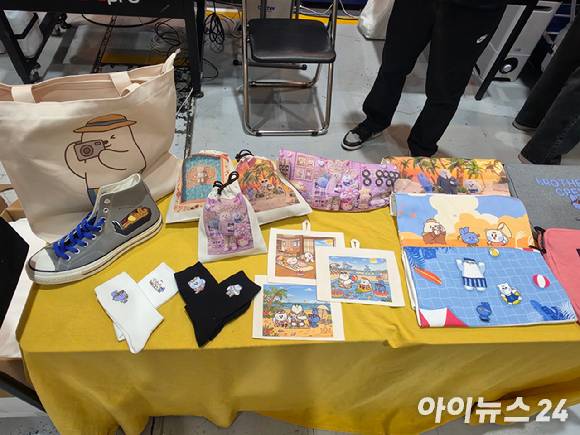 브라더의 GTX 제품으로 인쇄한 굿즈들. [사진=황세웅 기자]
