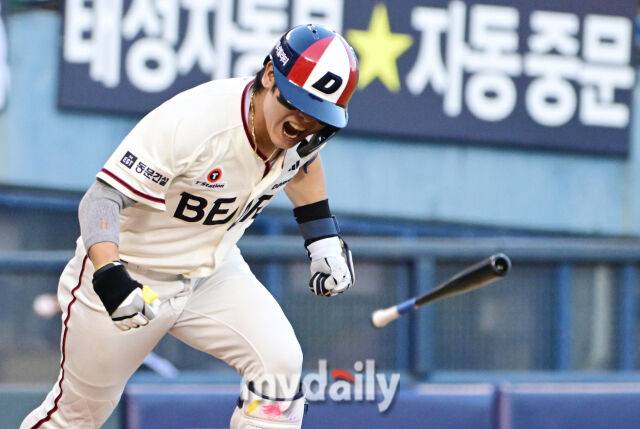 2일 오후 서울 잠실야구장에서 진행된 '2026 신한 SOL KBO 리그' LG 트윈스-두산 베어스의 경기. 두산 박찬호가 4회말 무사 2,3루에서 2타점 역전타를 때린 뒤 환호하고 있다./곽경훈 기자