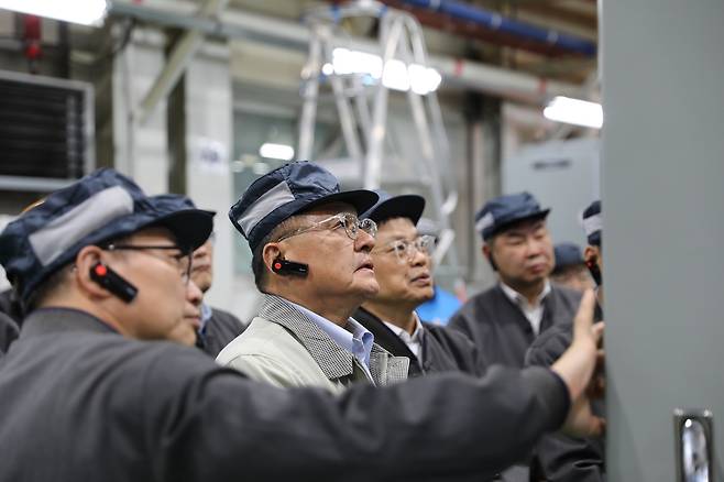 구자균 LS일렉트릭 회장이 청주사업장을 방문해 배전반 제품을 직접 살펴 보는 모습. [LS일렉트릭 제공]