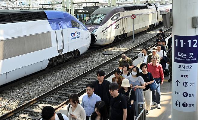 서울 중구 서울역 승강장에 KTX-SRT 중련운행 열차가 출발을 기다리고 있다. [임세준 기자]