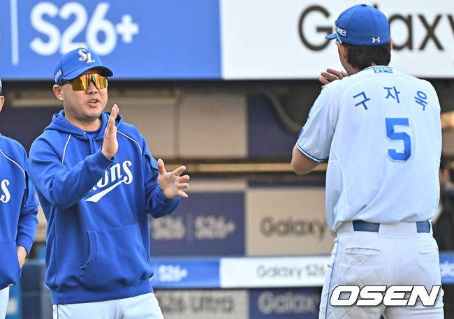 [OSEN=대구, 이석우 기자] 5일 대구삼성라이온즈파크에서 2026 신한 SOL KBO 리그 삼성 라이온즈와 키움 히어로즈의 경기가 열렸다. 홈팀 삼성은 오러클린이, 방문팀 키움은 오석주가 선발 출전했다. 삼성 라이온즈 박진만 감독이 키움 히어로즈에 11-1로 승리한 후 승리 축하 박수를 치고 있다. 2026.05.05 / foto0307@osen.co.kr