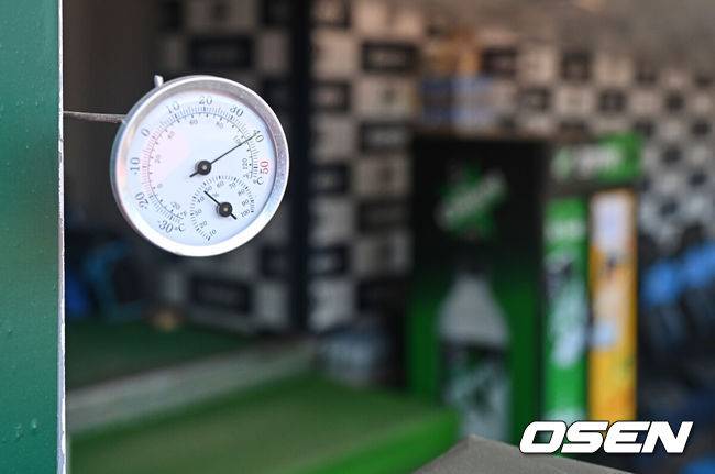 [OSEN=부산, 이석우 기자] 2일 부산 사직야구장에서 2026 신한 SOL KBO 리그 롯데 자이언츠와 삼성 라이온즈의 경기가 열린다. 홈팀 롯데는 비슬리가, 방문팀 삼성은 보스가 선발 출전한다.사직야구장 더그 아웃에 설치된 온도계가 40도를 가리키고 있다. 2026.08.02 / foto0307@osen.co.kr