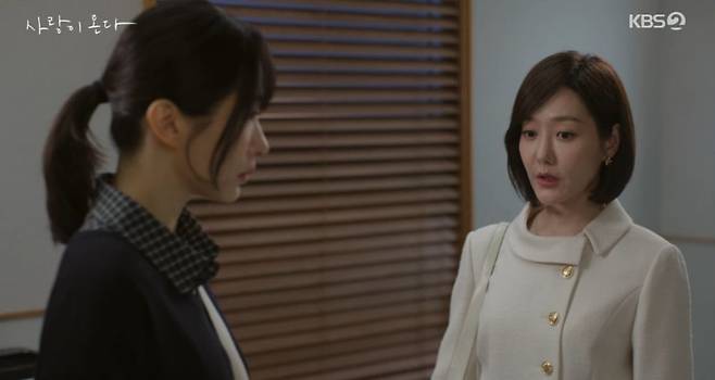 In the KBS drama Love Comes, Ha Seok-jin and An Hee-yeon reunited after eight years, but Ha Seok-jin was engulfed in shock upon encountering An Hee-yeons son. In the past, An Hee-yeon had left Ha Seok-jin after saying harsh words for the sake of his future, but the revelation of the childs existence at their reunion foreshadowed new conflict.