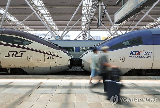 9월부터 KTX·SRT 통합 (서울=연합뉴스) 서명곤 기자 = 양대 고속철도인 KTX와 SRT 열차를 운영하는 한국철도공사(코레일)와 주식회사 에스알(SR)의 기업결합이 최종 승인됐다.
    이에 따라 9월부터 SRT를 품은 KTX의 운행이 시작되며, 3년간 열차 운임은 상대적으로 더 낮은 SRT 수준으로 맞춰진다.
    사진은 2일 서울역 승강장에 정차한 KTX 산천-SRT 중련 열차. 2026.8.2 seephoto@yna.co.kr