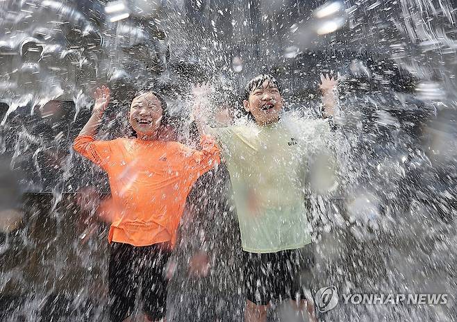 시원하다 (수원=연합뉴스) 홍기원 기자 = 폭염이 이어진 2일 경기도 수원시 영통구 광교호수공원 신비한물너미를 찾은 어린이들이 쏟아지는 물을 맞으며 더위를 식히고 있다. 2026.8.2 xanadu@yna.co.kr