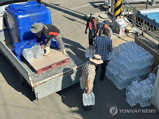 폭염 속 단수…생수 받아가는 주민들 (청도=연합뉴스) 2일 경북 청도군 칠곡2리경로당에서 주민들이 생수를 배부받고 있다. 이날 청도 일부 지역에는 물 사용량이 급증하면서 단수가 이뤄졌다. 2026.8.2 [독자 제공. 재판매 및 DB금지] photo@yna.co.kr