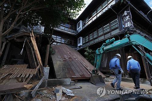 구마모토 지진으로 피해 본 료칸 [AP=연합뉴스 자료사진]