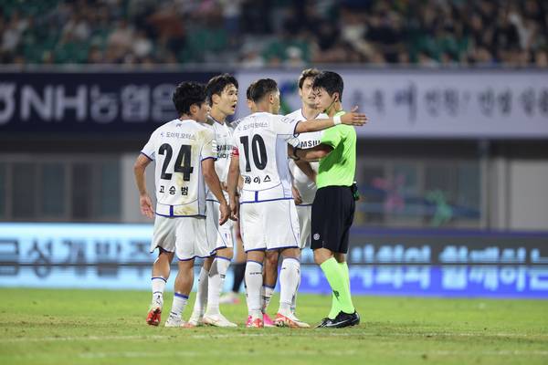지난 1일 청주종합경기장에서 열린 수원삼성과 청주FC의 경기에서 막판 수원 두비츠카스의 골이 파울로 취소된 것을 두고 수원 선수들이 서동환 주심에게 항의하고 있다. /한국프로축구연맹 제공