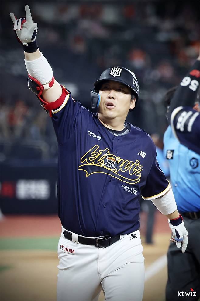2일 수원KT위즈파크서 열린 2026 신한 SOL KBO리그 정규시즌 KT 위즈와 한화 이글스의 경기 6회말 KT 김현수가 3점 홈런을 기록한 후 세리머니를 하고 있다. 이 홈런으로 김현수는 KBO리그 역대 4번째 개인 통산 4천루타 고지에 올랐다. 사진=KT위즈