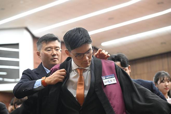 8월 3일 임관식 중 신임 검사가 법복을 입고 있다. 백성현 기자