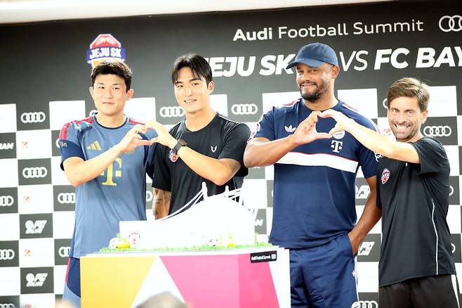 바이에른 뮌헨 김민재와 제주SK FC 김동준, 바이에른 뮌헨 뱅상 콤파니 감독, 제주SK FC 세르지우 코스타 감독(왼쪽부터)이 제주월드컵경기장 모양의 케익을 앞에 두고 기념촬영을 하고 있다. 사진=연합뉴스
