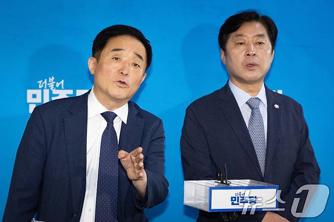 더불어민주당 강득구(왼쪽), 황명선 최고위원이 지난달 10일 서울 여의도 국회에서 최고위원회의 종료 후 브리핑하고 있다. 2026.7.10 ⓒ 뉴스1 유승관 기자