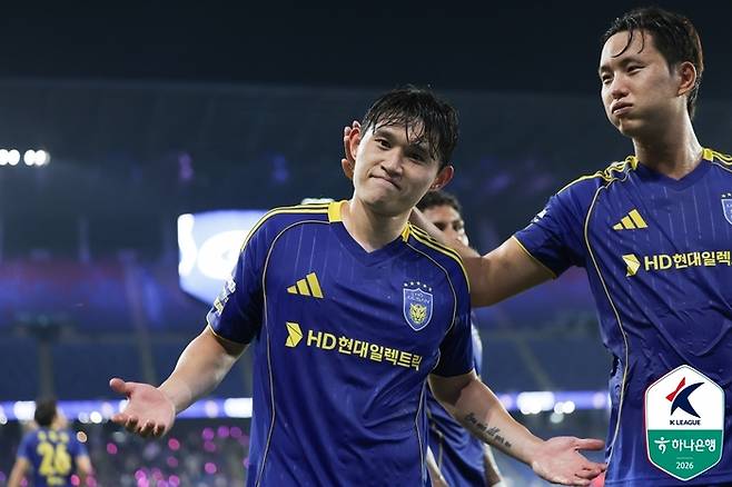 이동경(왼쪽)이 2일 안양전에서 득점 후 세리머니하고 있다. 사진 | 한국프로축구연맹