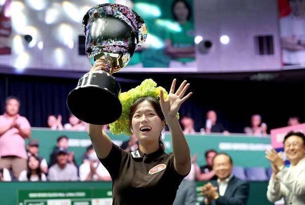 2일 박정현이 경기도 고양시 고양 킨텍스 PBA 스타디움에서 열린 프로당구 2026-2027시즌 3차 투어 '친환경 건축자재 에스와이 PBA-LPBA 챔피언십' LPBA 결승에서 강유진을 세트스코어 4대 2로 제압했다.(박정현이 '친환경 건축자재 에스와이 LPBA 챔피언십' 시상식에서 우승 트로피를 들어올리고 있다). /사진=PBA