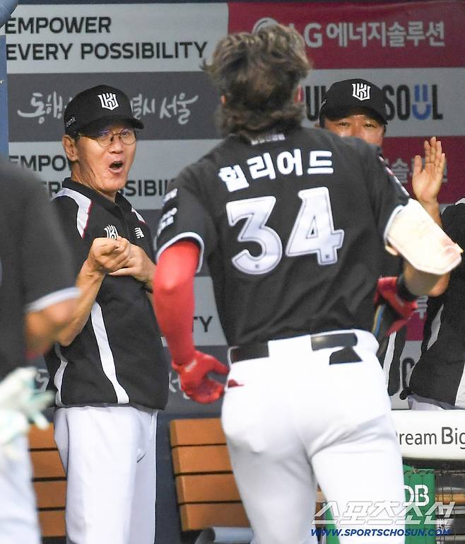 17일 잠실구장에서 열린 LG와 KT의 경기. 5회초 2사 1루 KT 힐리어드 투런포에 이강철 감독이 기뻐하고 있다. 잠실=박재만 기자 pjm@sportschosun.com/2026.07.17/