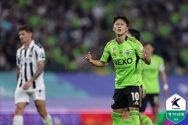 이승우(오른쪽)   사진제공=한국프로축구연맹