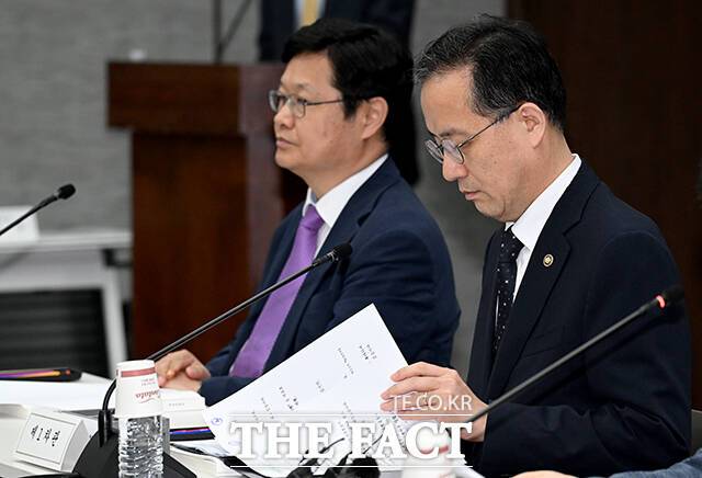 이형일 재정경제부 1차관(오른쪽)이 3일 오후 서울 중구 은행회관에서 열린 제59차 세제발전심의위원회에 참석해 세제개편안을 살피고 있다. /박상민 기자