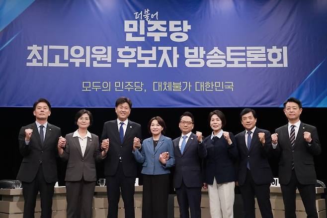 더불어민주당 최고위원 후보들이 3일 경기 부천시 OBS경인TV에서 열린 최고위원 후보자 방송토론회에 참석해 기념 촬영하고 있다. 왼쪽부터 한민수·임미애 ·김용·서미화·박선원·최민희·이성윤·김영호 후보 ⓒ연합뉴스