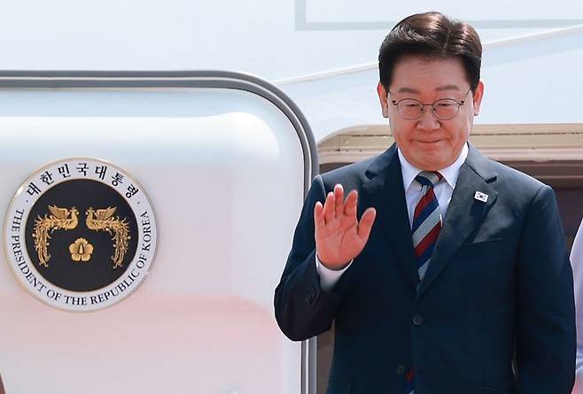 미국ㆍ남미ㆍ독일 순방을 마치고 귀국한 이재명 대통령이 3일 성남 서울공항에 도착한 공군 1호기에서 환영객에게 인사하고 있다. 연합뉴스