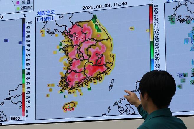 3일 정부세종청사 중앙재난안전상황실에서 상황실 직원들이 폭염 피해와 대응 상황을 점검하고 있다. 행안부는 하루 전부터 전국적인 폭염 장기화에 대응하기 위해 중대본을 2단계로 격상하고 범정부 대응을 강화하고 있다. 연합뉴스