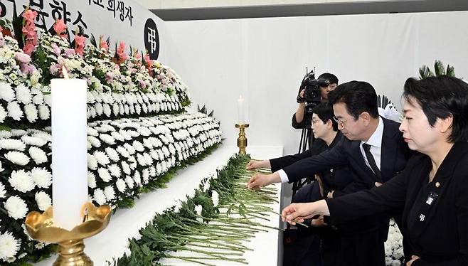 허태정(가운데) 대전시장이 당선자 시절이던 지난 6월 5일 박정현(왼쪽) 황정아 국회의원과 함께 유성구청에 마련된 대전 유성구 한화에어로스페이스 대전사업장 폭발사고 희생자 합동분향소를 찾아 헌화하고 있다. 연합뉴스