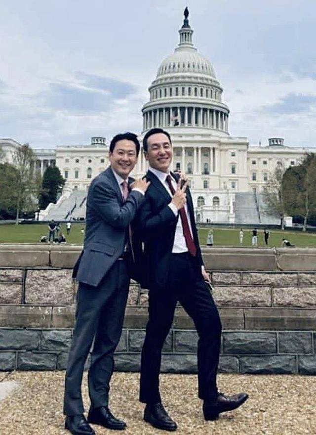 올해 4월 미국을 방문한 장동혁(왼쪽) 국민의힘 대표와 같은 당 김민수 최고위원이 8박 10일간의 방미 일정을 소화하던 중 미 워싱턴 연방의회 의사당 앞에서 기념 촬영을 하며 활짝 웃고 있다. 김종혁 전 국민의힘 최고위원 페이스북 계정 캡처