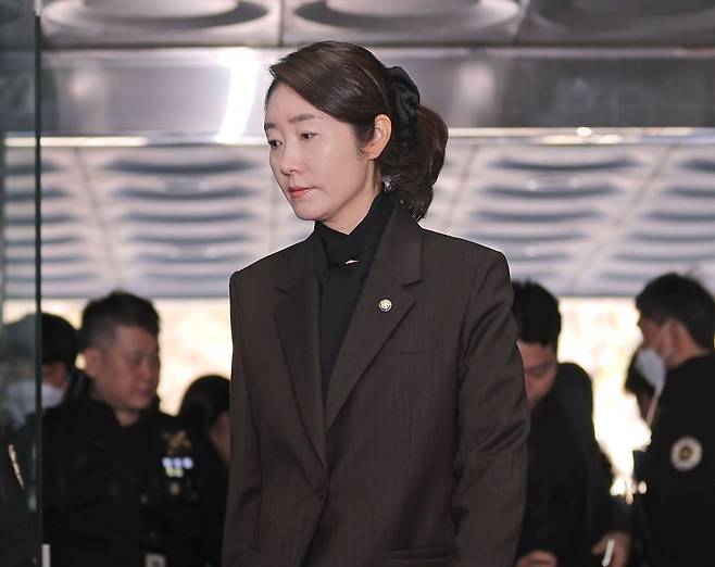 '1억 공천 대가 뇌물' 의혹을 받는 강선우 무소속 의원이 지난 3월 3일 서울 서초구 서울중앙지방법원에서 열린 구속 전 피의자 심문(영장실질심사)에 출석하고 있다. 연합뉴스