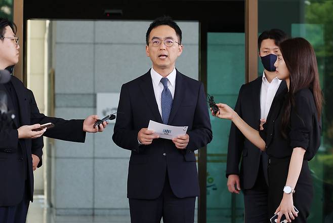 검사의 직접, 보완 수사 권한을 전면 폐지하는 형사소송법 개정안이 국회 본회의를 통과한 지난달 31일 구자현 검찰총장 직무대행이 서초동 대검찰청에서 사의를 표명하고 있다. 연합뉴스