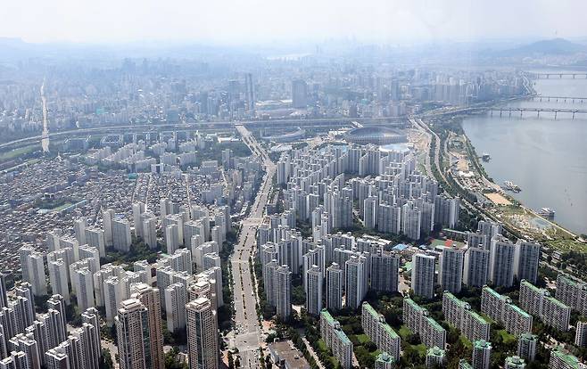 3일 서울 송파구 롯데월드타워에서 바라본 강남3구 아파트 모습. 연합뉴스