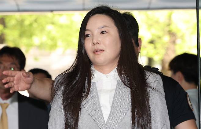 연예기획사 원헌드레드레이블 차가원 대표가 3일 구속 전 피의자 심문(영장실질심사)을 위해 서울 서초구 서울중앙지법에 출석하고 있다. 연합뉴스
